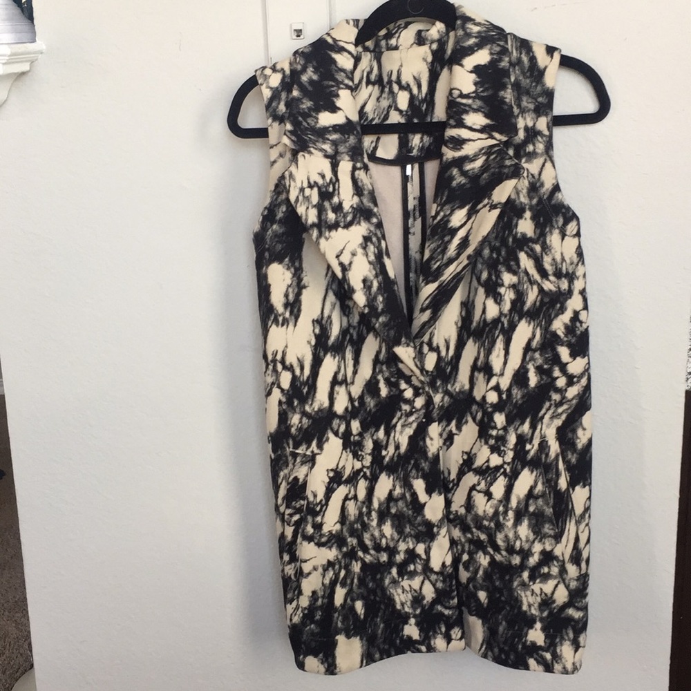 Lululemon size 6 Black and Tan long vest